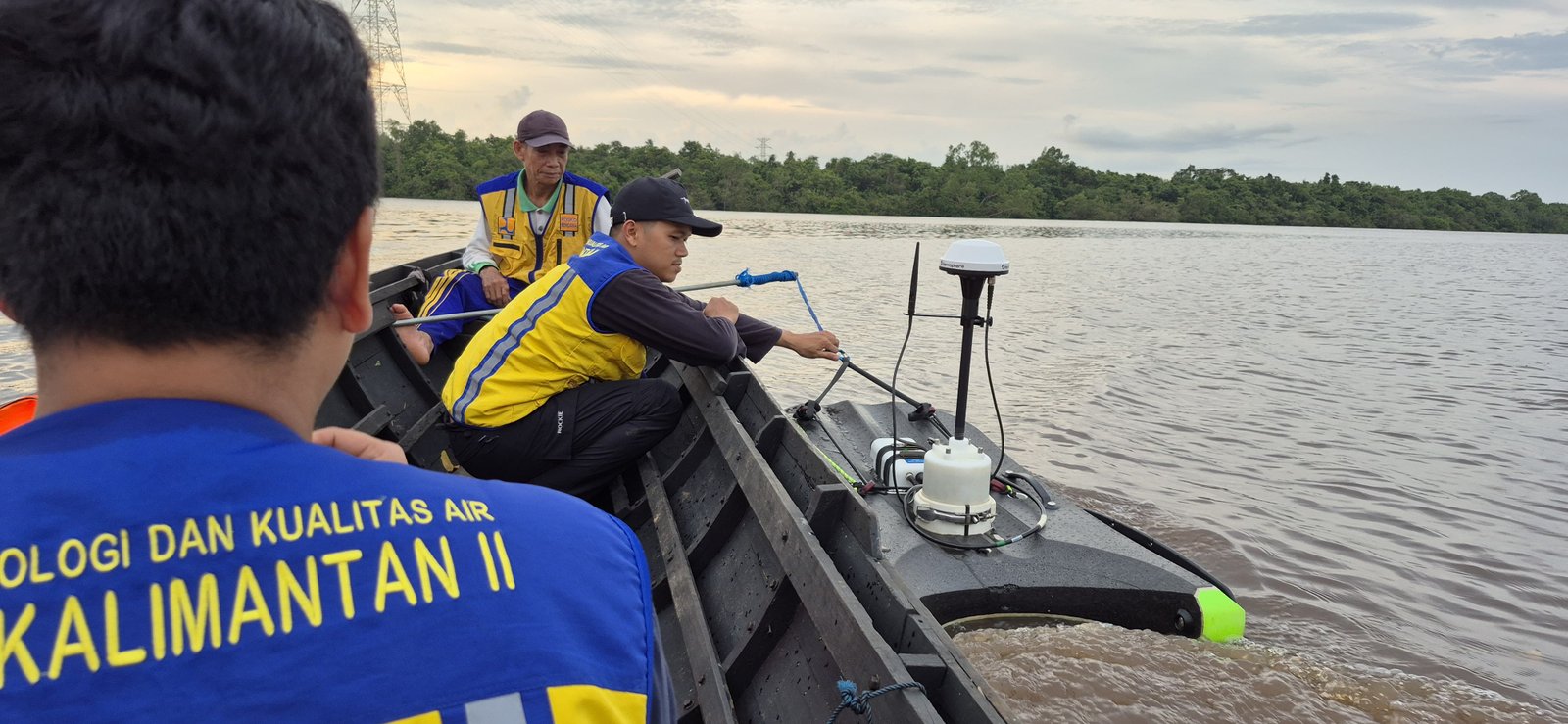 Pengukuran Debit di Pos Duga Air Mentaren